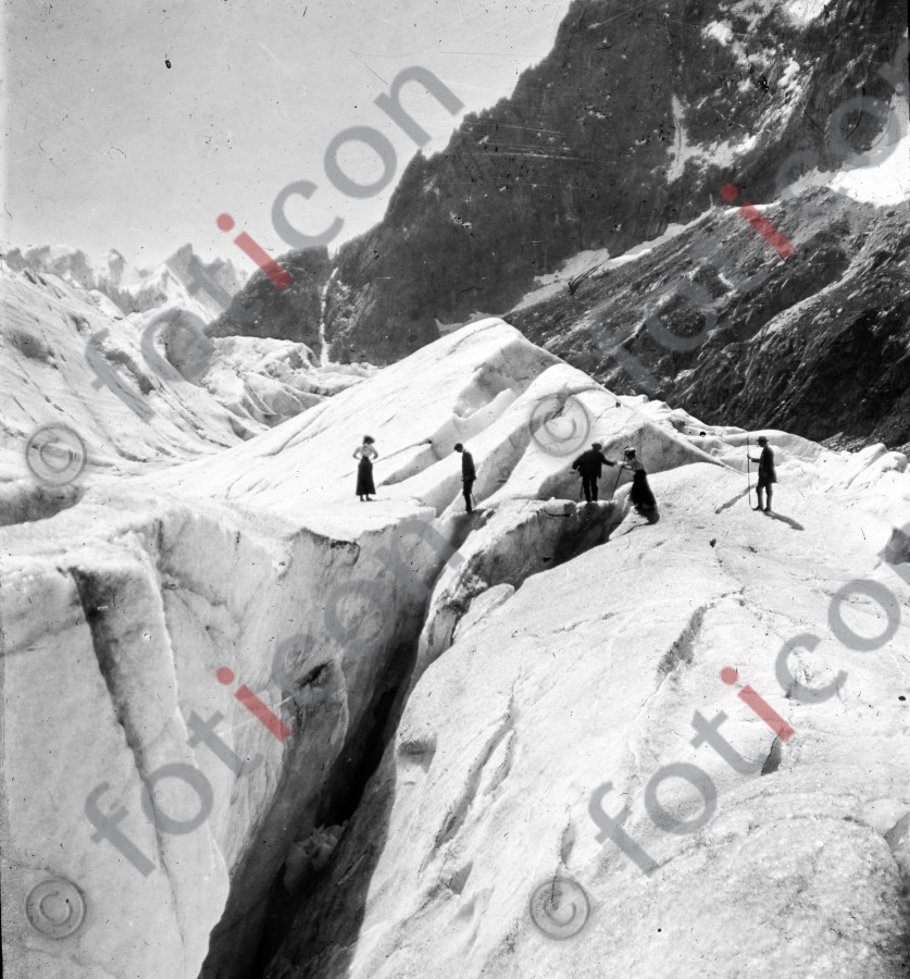 Gletscherspalte im Mer de Glace ; Mer de Glace , crevasse - Foto simon-73-026-sw.jpg | foticon.de - Bilddatenbank für Motive aus Geschichte und Kultur